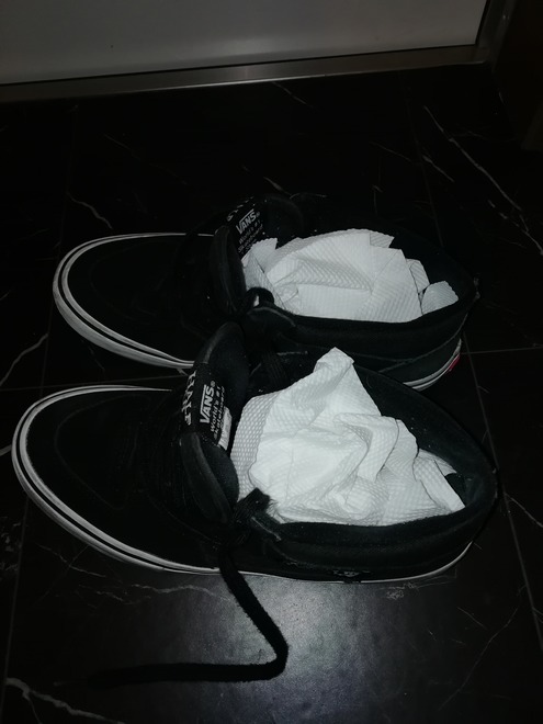 キッチンペーパーで靴を乾かす