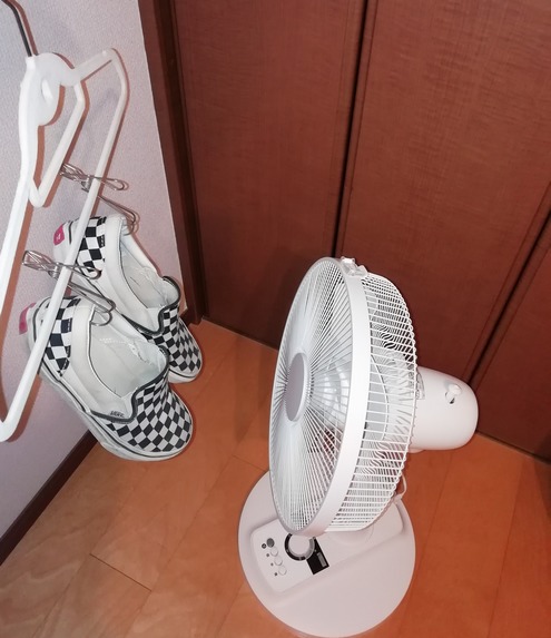 扇風機で靴を乾かす