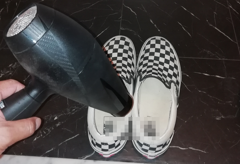 ドライヤーで靴を乾かす