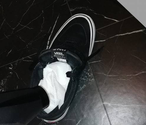 キッチンペーパーとドライヤーで靴を乾かす