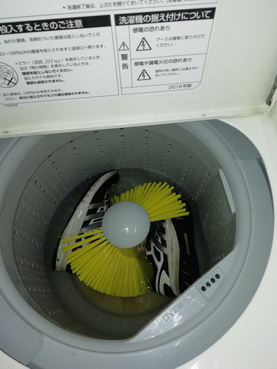 コインランドリーで靴を洗う