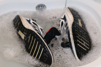 靴をつけ置き洗いする画像